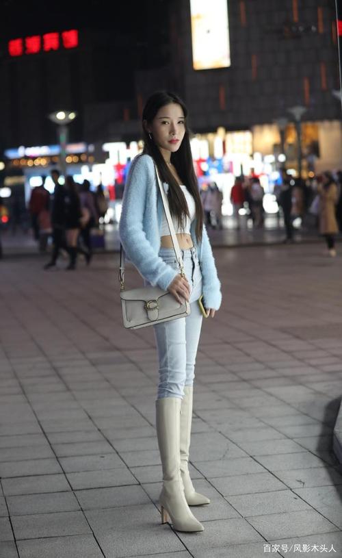 街拍:重庆夜晚街角的美女们!