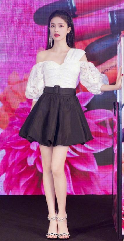 白鹿最新活动造型,简单的黑白色搭配,一双长腿十分吸睛