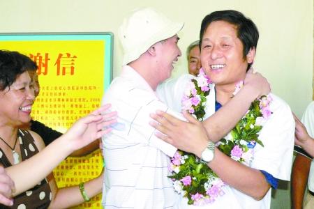 >> 文章内容 >> 经典安慰病人家属情感慰问语录   关心朋友家人生病了