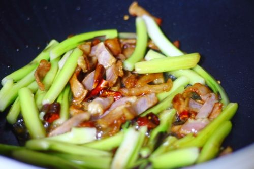  p>腊肉炒菜苔属于湖北菜,腊肉是有咸味的,腊肉在腌制的时候放了大量