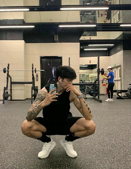 健身房里爱自拍的肌肉男,阳光帅气的运动男生都是这么