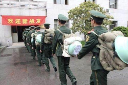 新兵下连了,老兵们热烈欢迎!