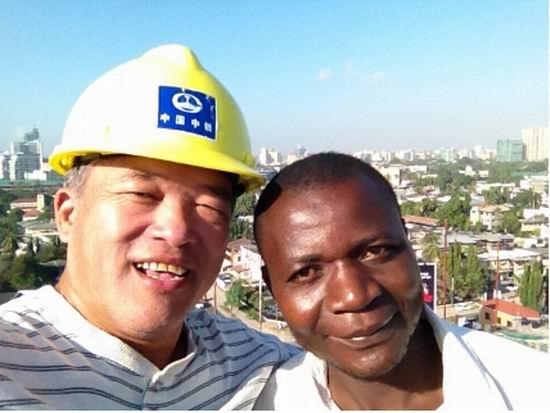 图三:刘黎明和中国工长一起检查施工质量.