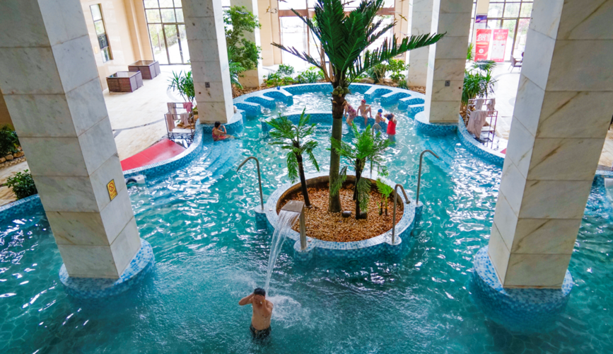 小长假尾声,胜境温泉游客依旧络绎不绝