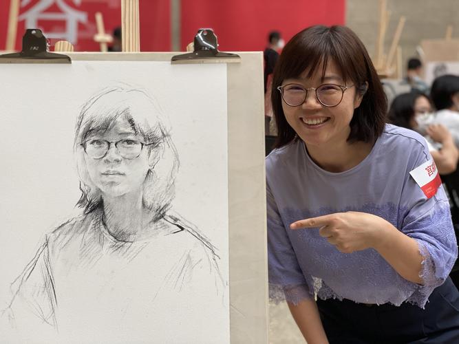 援鄂医护人员与他们的肖像画合照.