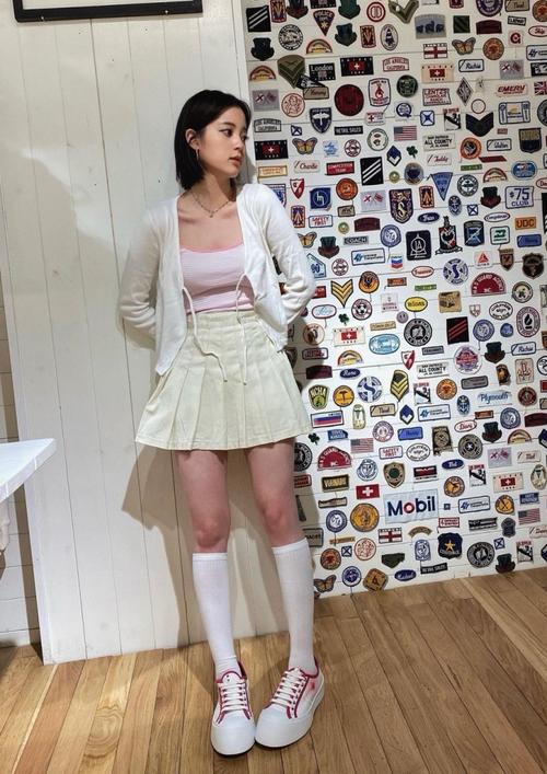 欧阳娜娜晒短发照,百褶裙配中筒袜少女十足,腿很好看!