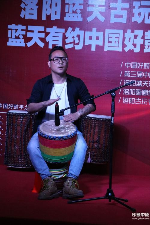 音乐会上,中国知名非洲鼓领军人物刘雍,河南省原创音乐协会会长王建友