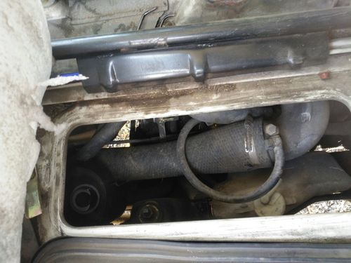 那个是货车加水水箱?那个是加防冻液水箱?