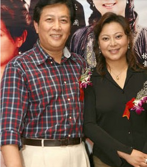 唐国强与小12岁的混血妻子近照,夫妻两人胖出了新高度