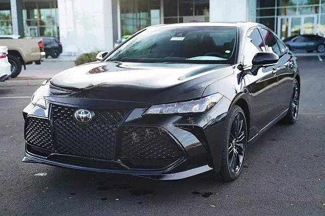 丰田亚洲龙,前脸的造型很有攻击性,非常有运动范