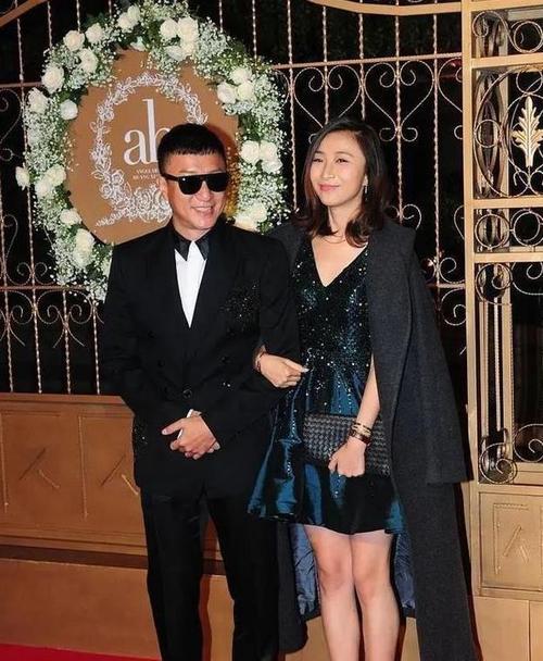 孙红雷小15岁的老婆长啥样穿墨绿亮片裙太惊艳真有品味