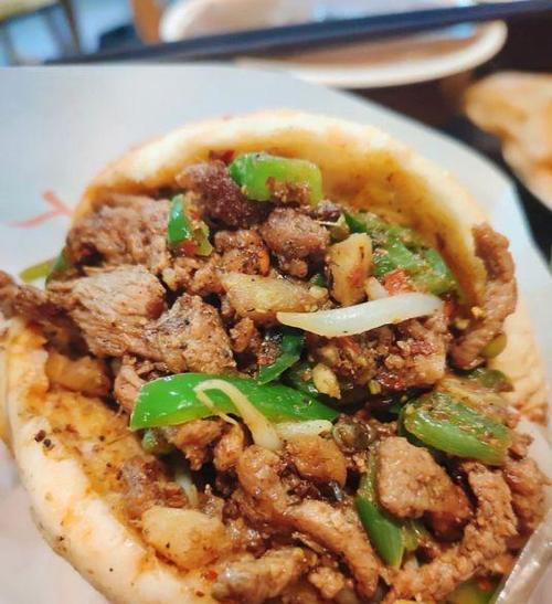 许昌火了30年的孜然夹馍,15元1个羊肉给得多,凌晨3点挤满人