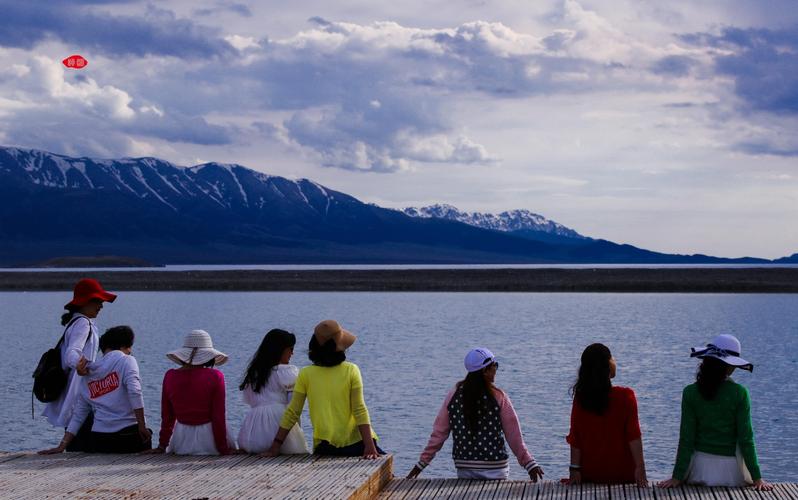 这几个年轻人就不敢下水,只能在湖边拍照.