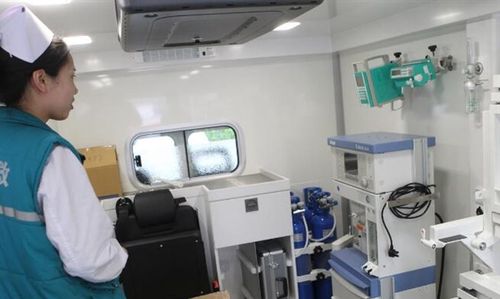 内部照片显示,救护车车厢中央,放着一张手术台,左侧装有除颤仪,麻醉机