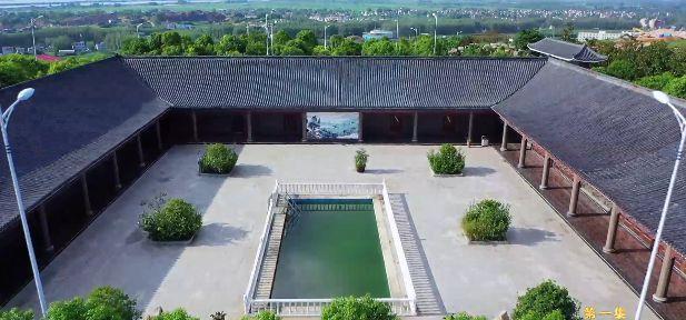 村两委班子成员既是村干部,同时也在刘氏四兄弟的公司任职,一套班子