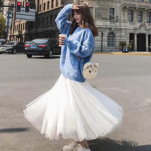 蓝色慵懒风毛衣搭配白色纱裙,仙气飘飘,超级适合春日,在阳关的照耀下