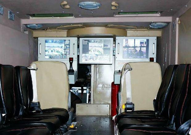 采用先进的双观瞄系统供车长与炮长遥控操作,多块大屏幕显示屏极富