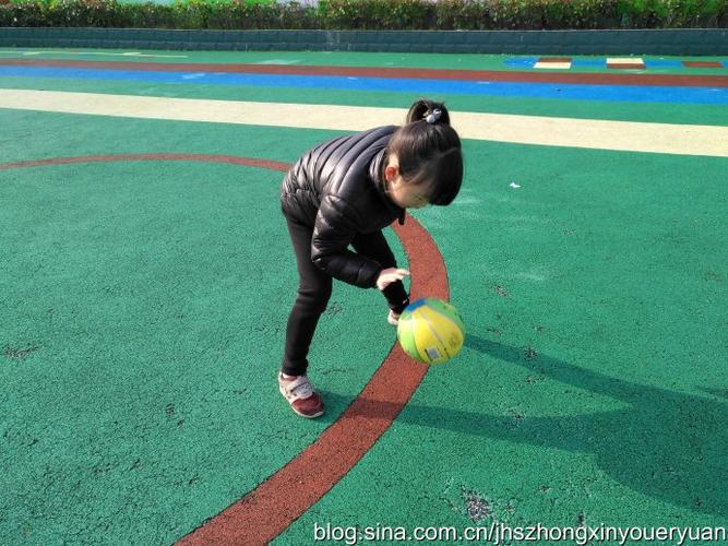 中二班体育活动《拍球大比拼》_九华新区中心幼儿园