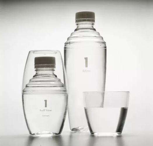 矿泉水品牌,可以说是很极简了,比之饮用水,更像是贵妇化妆水的包装