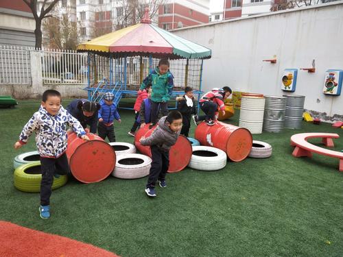 "体能大循环"活动是结合《指南》中幼儿的运动发展水平,巧妙利用户外