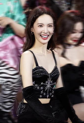 都说金晨的腿能买保险,当她坐地上抬腿那一刻,这回我信了