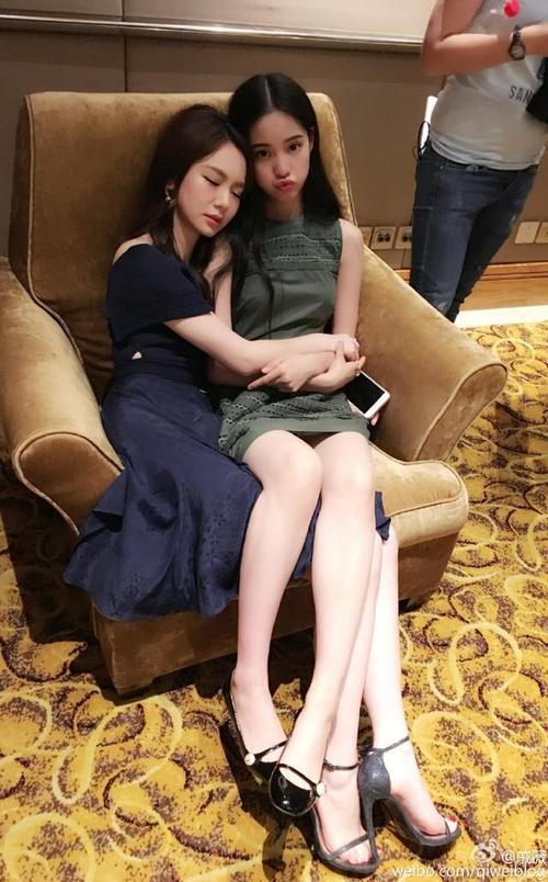 84年戚薇和00年欧阳娜娜同框,竟然赢了!