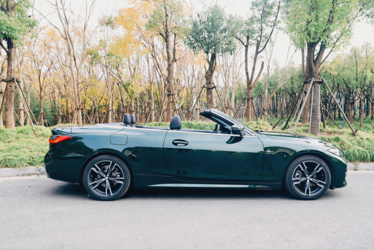 朋友买了宝马4系敞篷330li车主开完后又怨又爱因为