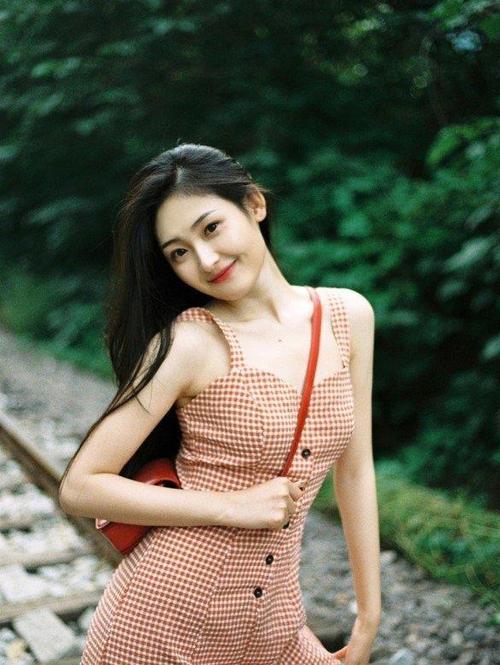 95后新生代女演员刘玮婷清新写真曝光气质纯净笑容治愈引关注