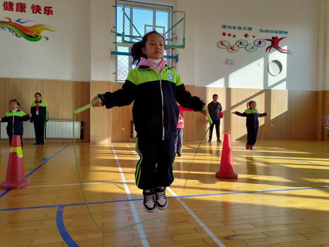 写美篇        本次比赛共有一分钟单摇,1分钟编花,八字跳绳和集体