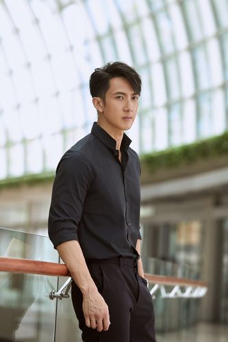 型男吴尊最新写真曝光 完美身材演绎经典黑白色系