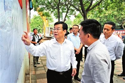 区委书记黄敏,区长姚任到沙井街道开展宝安区治水提质排涝河项目拆迁
