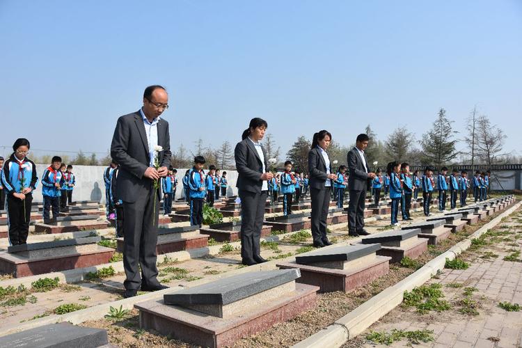 革命烈士永垂不朽——清丰县明月湖小学清明节祭扫烈士陵园活动