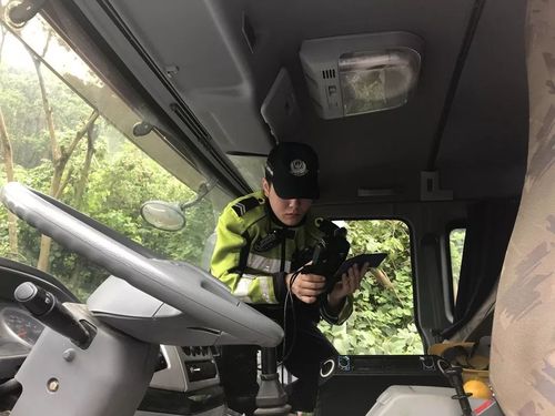 严查严处全市泥头车整治行动大力开展泥头车上路必须这样做