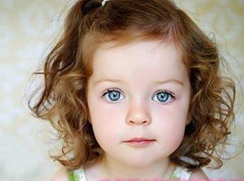 小女孩简单公主头半扎发发型可爱纯真的圆脸小女孩留着齐肩自然卷发