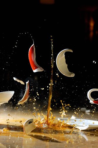 摔碎的杯子特写高清图片