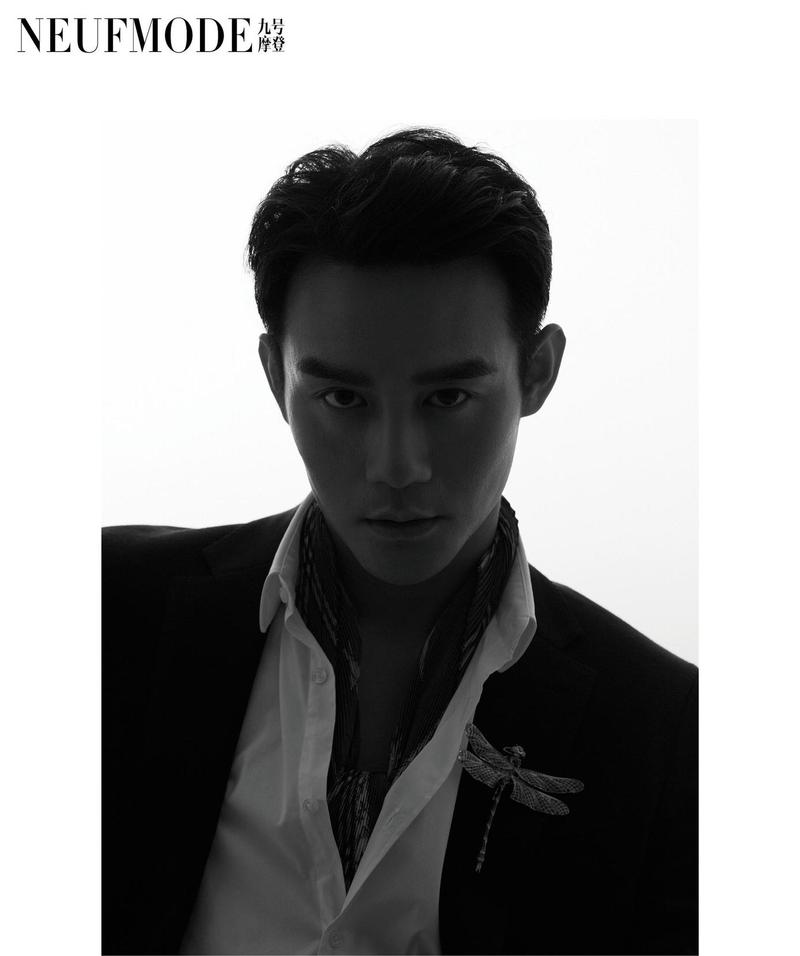 王凯领口微敞,气场全开,半张脸埋在高领毛衣中,眼神刚毅,上演冷峻又