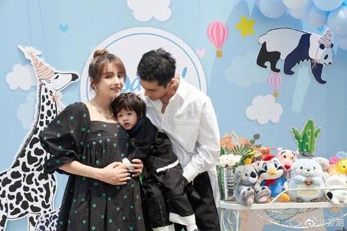 姜潮宣布老婆麦迪娜怀二胎晒一家四口合照