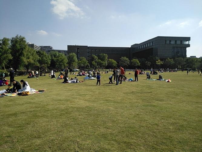 浙江大学紫金港校区风景优美,空气清新,是读书的好地方.(一)