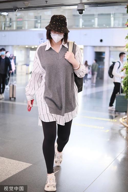 街拍惠若琪戴渔夫帽口罩遮面低调穿假两件马甲衬衫知性