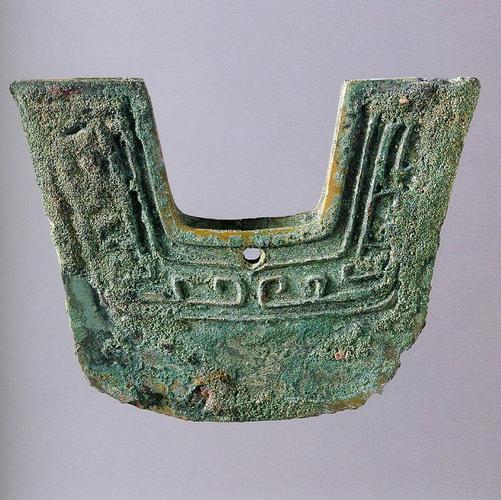 文物博览 > 青铜器 >  杂器 > 云纹铜锸   年代 商 藏品描述 此锸扁