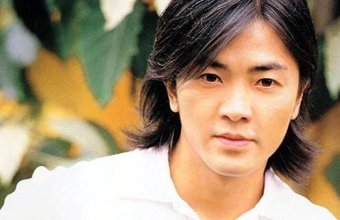 以前都是邵美琪在维护郑伊健,现在郑伊健红了,也轮到他来维护邵美琪了