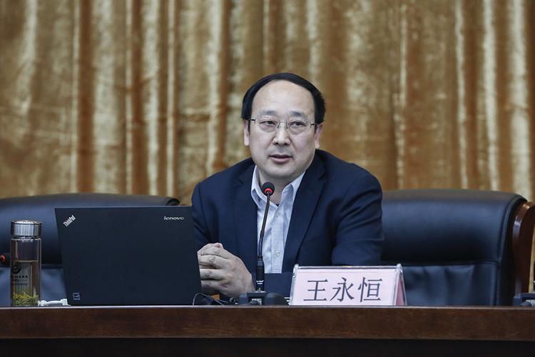 学校召开党委中心组扩大会议学习贯彻全国两会精神