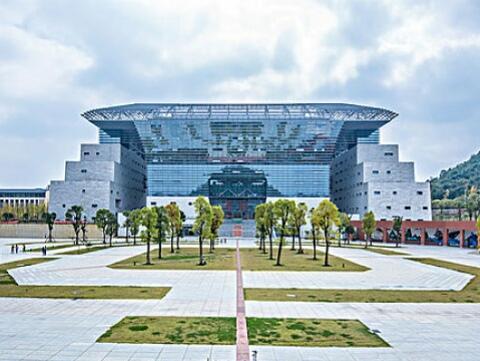 贵阳这所高校,周末夜市火爆,靓妹如云辣眼睛,图书馆里空荡荡!