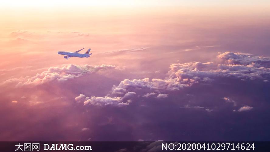 在万米高空飞行的飞机摄影高清图片