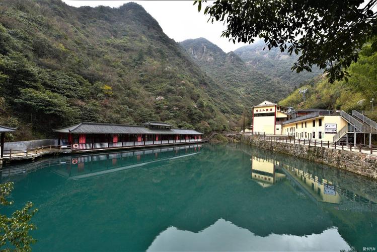 游安吉灵溪山景区观空中飞碟