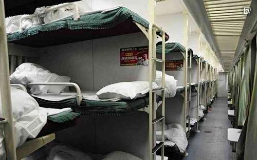 为啥坐火车卧铺时列车员要你把头朝向过道涨知识