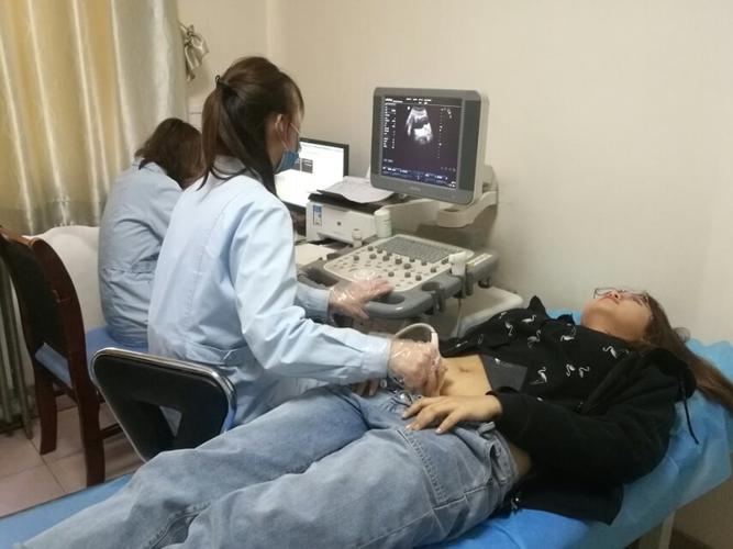 兰医生正在为女性进行盆腔b超检查