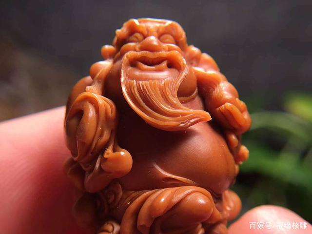 妙女橄榄核雕挡不住的艺术气息扑面而来