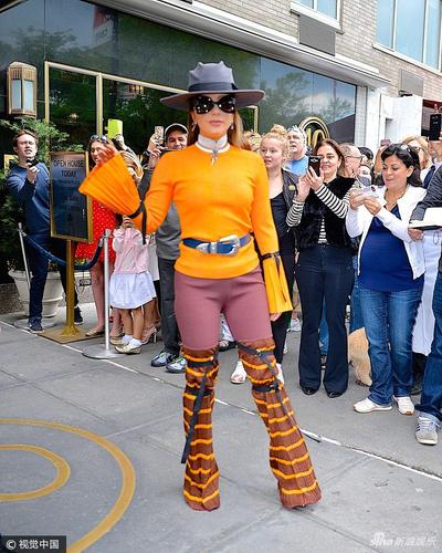 奇装异服引围观