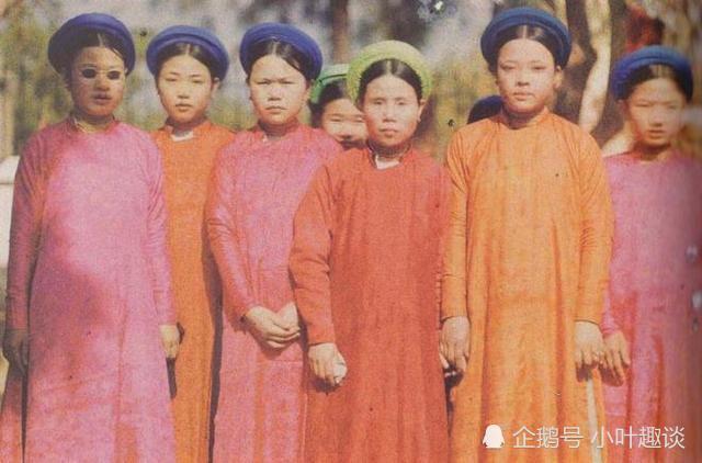 百年前越南老照片:穿汉服的官员,吸食鸦片的美女,到处